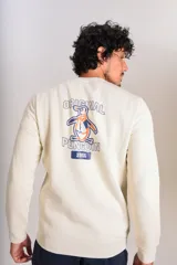 Buzo de cuello redondo color crudo, con detalle de logo bordado en el pecho, mangas largas y puños elastizados.