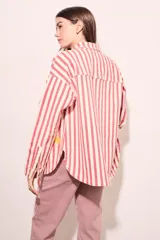 Sobrecamisa de algodón a rayas verticales rojas y blancas con bordados de un ojo egipcio, un sol, una palmera, un camello y una esfinge.