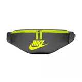 Riñonera Nike Heritage gris con logo y detalles en amarillo flúor. Cuenta con un compartimento principal con cierre y correa ajustable.