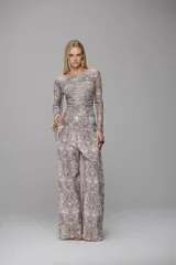 Blusa de manga larga con escote Bardot, confeccionada en tejido ligero con estampado de píxeles en tonos neutros. Presenta un diseño drapeado en toda la prenda que aporta textura y un ajuste ceñido al cuerpo.