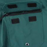 Boardshort de baño color verde azulado, con cordón de ajuste negro en la cintura y parche cuadrado con logo en la parte inferior de la pierna izquierda.