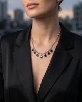 Collar de acero con cadena de eslabones y dijes circulares colgantes con circonias negras engastadas.