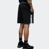 Short deportivo Umbro Cuts, color negro, con cintura elástica y cordón ajustable. Incluye bolsillos laterales y logo de Umbro bordado en la pierna izquierda.