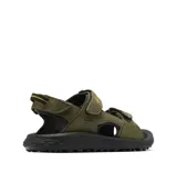 Sandalias de trekking Columbia modelo Konos Hiker 3-Strap, color verde militar con suela negra. Cuentan con tiras de ante y piel sintética con ajuste de velcro y detalles de la marca en amarillo.