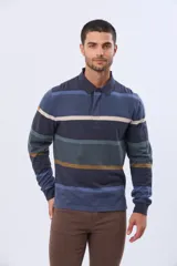 Remera tipo polo de manga larga con diseño de rayas horizontales en tonos azules, verdes y marrones. Presenta cuello clásico con cierre de botones y puños elásticos.
