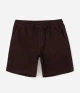 Bermuda masculina de sarga color marrón con textura efecto corderoy, corte regular, cintura elástica con cordón de ajuste y bolsillos laterales.