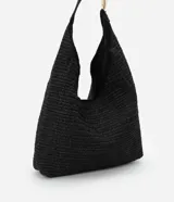 Bolso de playa tipo saco confeccionado en paja de papel color negro, con asa circular de metal dorado.