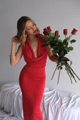 Vestido largo de lycra color gris oscuro con brillo, escote drapeado tipo halter y silueta ajustada.