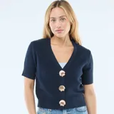 Sweater de punto azul marino con cuello en V, manga corta y cierre frontal con tres botones dorados en forma de concha.