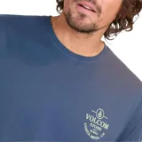 Remera azul de manga corta con cuello redondo y logo de Volcom estampado en el pecho.