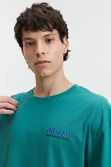 Remera verde esmeralda de manga corta con calce oversize, cuello redondo y estampado frontal con texto en azul.