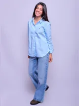 Camisa de manga larga a rayas verticales celestes y blancas, de corte suelto, confeccionada en algodón.