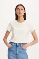 Remera de algodón color blanco hueso, con cuello redondo y mangas cortas. Presenta el logo de Levi's estampado en el frente con acabado metalizado.