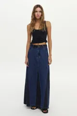 Musculosa de tejido rib color crudo, con lurex incorporado y escote redondo, de calce ajustado al cuerpo.