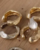 Anillo de diseño orgánico con textura irregular, realizado artesanalmente en metales macizos.