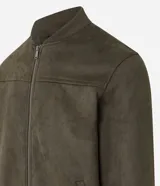 Chaqueta bomber masculina de color verde militar, confeccionada en poliéster con un toque de elastano, diseño liso, cuello mao y cierre frontal de cremallera.