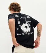 Remera de algodón con corte relajado, cuello redondo y mangas cortas. Presenta un estampado gráfico en la espalda con diseño de tocadiscos y tipografía estilo urbano.