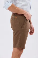 Bermuda clásica azul marino confeccionada en gabardina liviana de algodón con elastano, de corte recto y diseño liso.