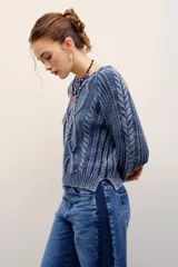 Sweater de tejido de punto con efecto acid wash, cuello redondo, mangas largas y diseño con trenzas y ribetes elásticos en puños y dobladillo.