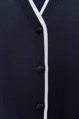 Chaqueta de punto de manga corta con escote en pico y cierre frontal con botones. Presenta un diseño en color azul marino con bordes en contraste de color blanco en el cuello, la tapeta de botones, los puños y el ruedo.