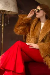 Tapado de piel sintética color camel, corte recto y silueta relajada, con interior forrado y bolsillos funcionales.