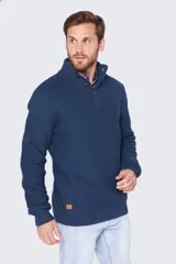 Buzo gris de tejido grueso con cuello alto y medio cierre con botones.