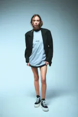 Saco sastrero oversize negro con bolsillos delanteros, forro de tafeta a tono y bordado en la tapa del bolsillo.