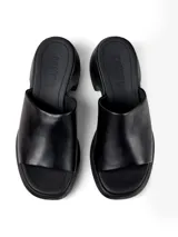 Zueco de cuero vacuno color negro, con plataforma y taco ancho.