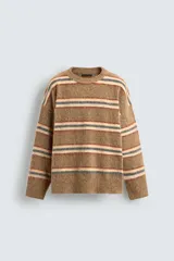 Jersey de corte relajado con acabado cepillado, cuello redondo y manga larga. Presenta un diseño de rayas horizontales en tonos tierra, azul y crema con acabados en rib.