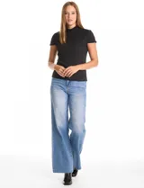 Remera blanca de cuello alto y manga corta, confeccionada en tejido texturizado con relieve tridimensional. Presenta un corte entallado al cuerpo y acabado elástico.