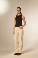 Top sin mangas de viscosa color negro, ajustado al cuerpo, con cuello redondo y frunces asimétricos en el hombro izquierdo.