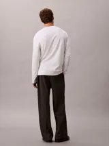 Remera de manga larga Calvin Klein confeccionada en algodón con tejido interlock. Presenta cuello redondo y un sutil logo de la marca bordado en el pecho.
