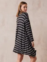 Bata gris con rayas horizontales blancas, de tejido suave con bolsillos laterales.