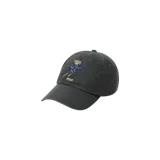 Gorro con visera tipo dad hat gris oscuro, confeccionado en algodón, con bordado frontal del icónico oso de Polo Ralph Lauren practicando esquí y la inscripción "POLO".