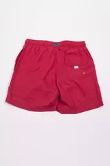 Short de baño Brooksfield de color rojo, con cintura elástica y cordón ajustable. Cuenta con bolsillos laterales, un bolsillo trasero y logo bordado en la parte inferior.