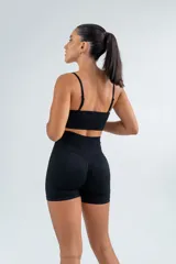 Short deportivo negro de tiro alto con frunce en la parte trasera.