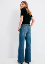 Jeans de tiro medio con diseño de pierna ancha y efecto desteñido, confeccionados 100% en algodón.