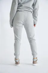 Pantalón de jogging gris melange, de corte ajustado con puños elásticos en los tobillos y cintura con cordón ajustable.