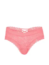 Bombacha tipo cheeky de encaje color coral con diseño floral y bordes festoneados.