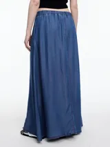 Falda larga negra de denim liviano en 100% lyocell, de silueta amplia y fluida, con cintura con elástico en la parte trasera, bolsillos laterales y recorte delantero con costuras a contratono.