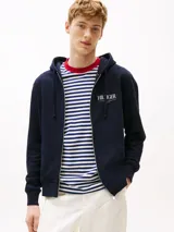 Buzo con capucha y cierre de cremallera, color azul marino, con logo Hilfiger apilado en el pecho.