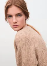 Sweater de punto color tostado, de cuello redondo y mangas largas con diseño texturizado de ochos y detalles calados.