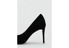 Zapato de tacón alto tipo stiletto, color negro, con punta fina y diseño clásico.