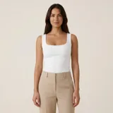 Blusa de verano blanca con cuello cuadrado, sin mangas y corte ceñido al cuerpo.