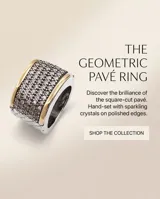 Anillo ancho de forma cuadrada, confeccionado en plata 925 con detalles en lámina de oro 18k y pavé de circonias en el centro.