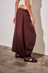 Pantalón babucha de lyocell color marrón, de corte ancho y silueta abombada, con cintura elástica fruncida.