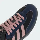 Zapatillas Adidas Samba OG color azul marino con detalles en rosa, incluyendo las tres tiras laterales, los cordones y el interior.
