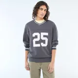 Buzo deportivo de felpa en color gris, con cuello en V y detalles de rayas blancas en el cuello y los puños. Presenta el número 25 estampado en blanco en la parte frontal y tiene un corte holgado.