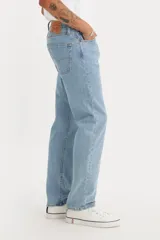 Jean Levi's 501 de hombre, color azul claro, de corte recto, tiro alto y bragueta de botones.