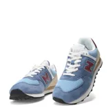 Championes urbanos New Balance modelo 574, con diseño en tonos azules, beige y detalles en bordó. Confeccionados en una combinación de gamuza y malla, cuentan con el logo 'N' en los laterales y entresuela con tecnología ENCAP para mayor amortiguación.